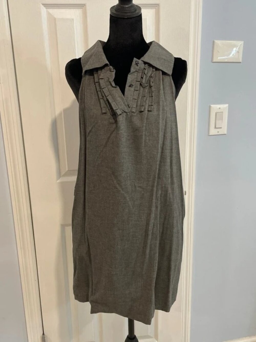 Robin Women’s Gray Sleeveless Collared Shift Dress S